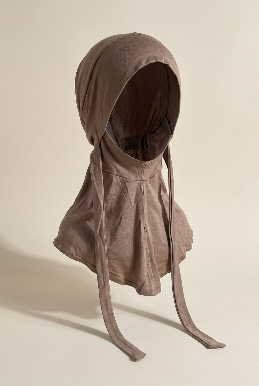 Hijab cagoule en volume, capuche ouverte, cape et liens pendants, sur fond clair