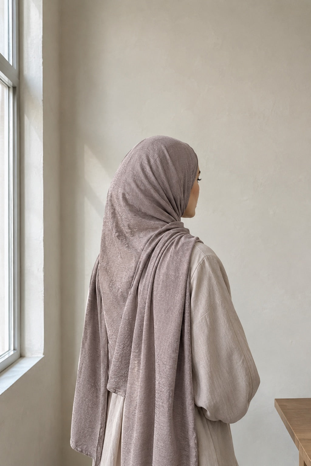 Hijab jersey court porté, vu de dos près d'une fenêtre