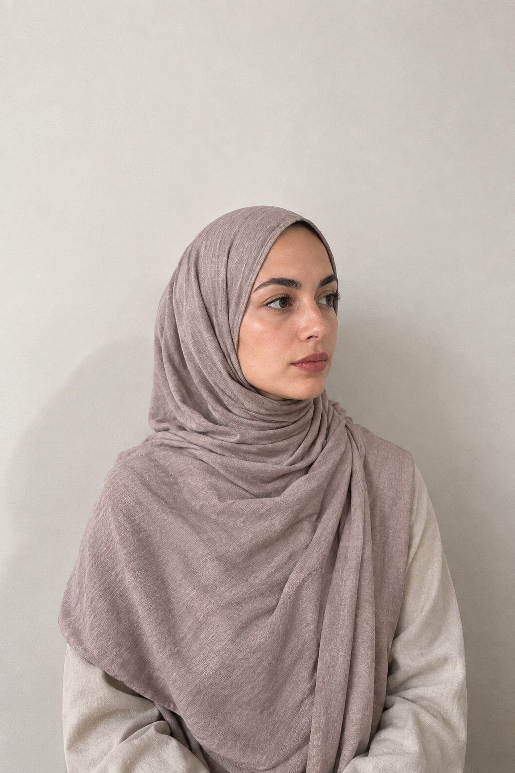 Hijab jersey court porté, vu de profil