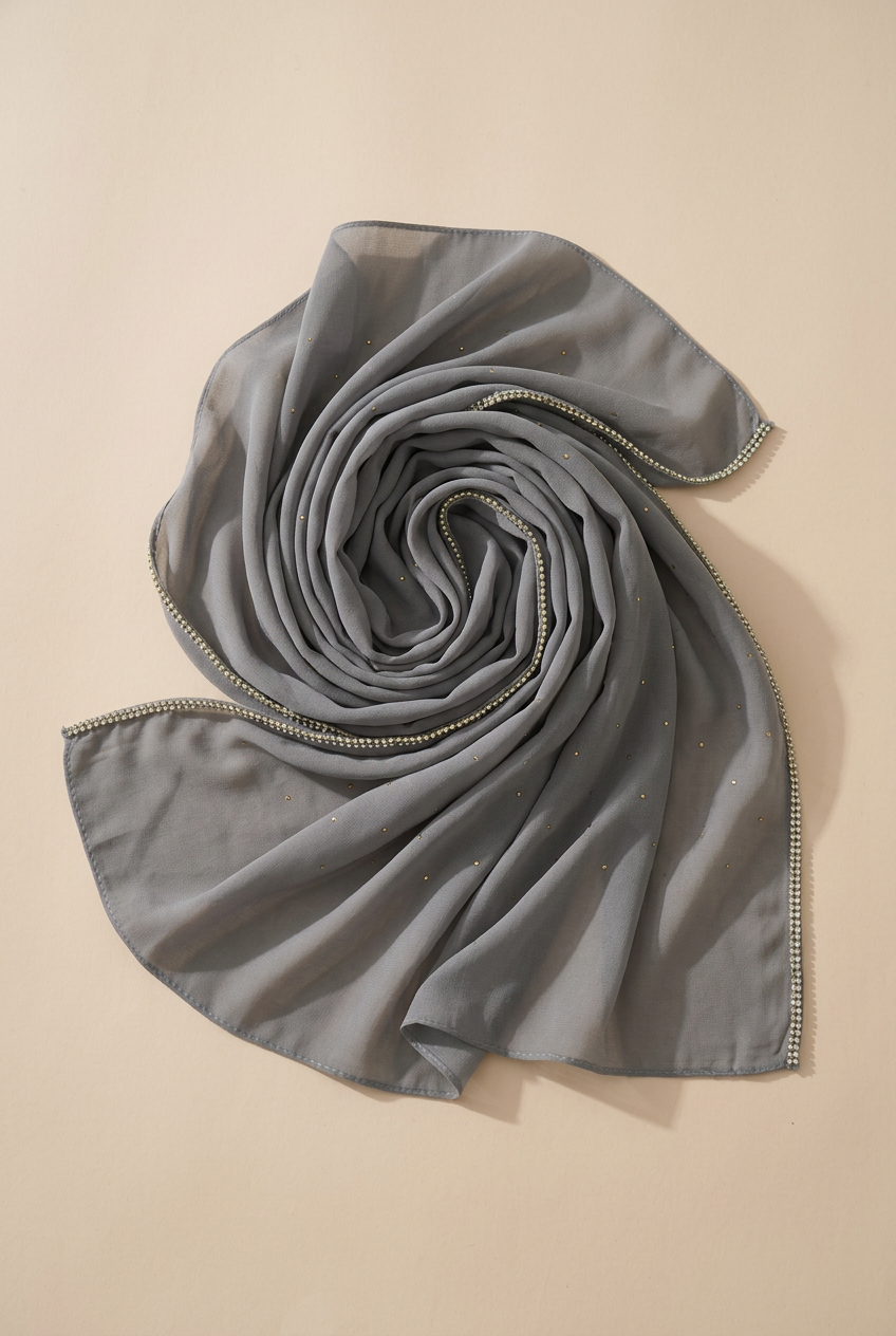 Hijab de mariage à strass posé en spirale sur fond beige