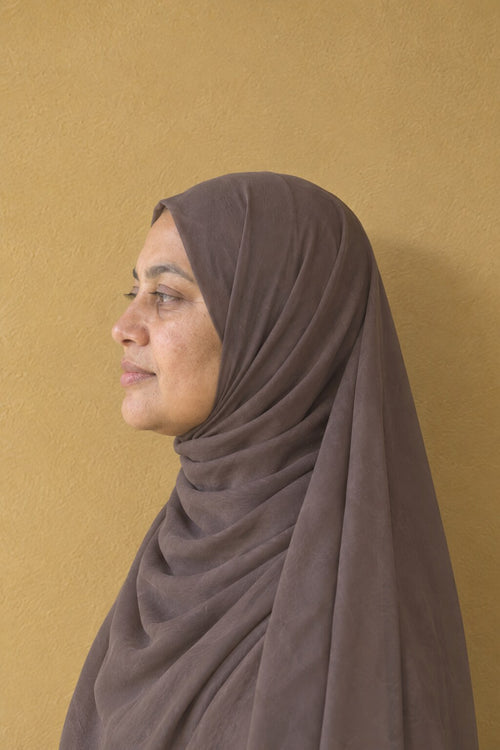 Foulard hijab mousseline vu de profil, drapé autour du visage et sur l'épaule