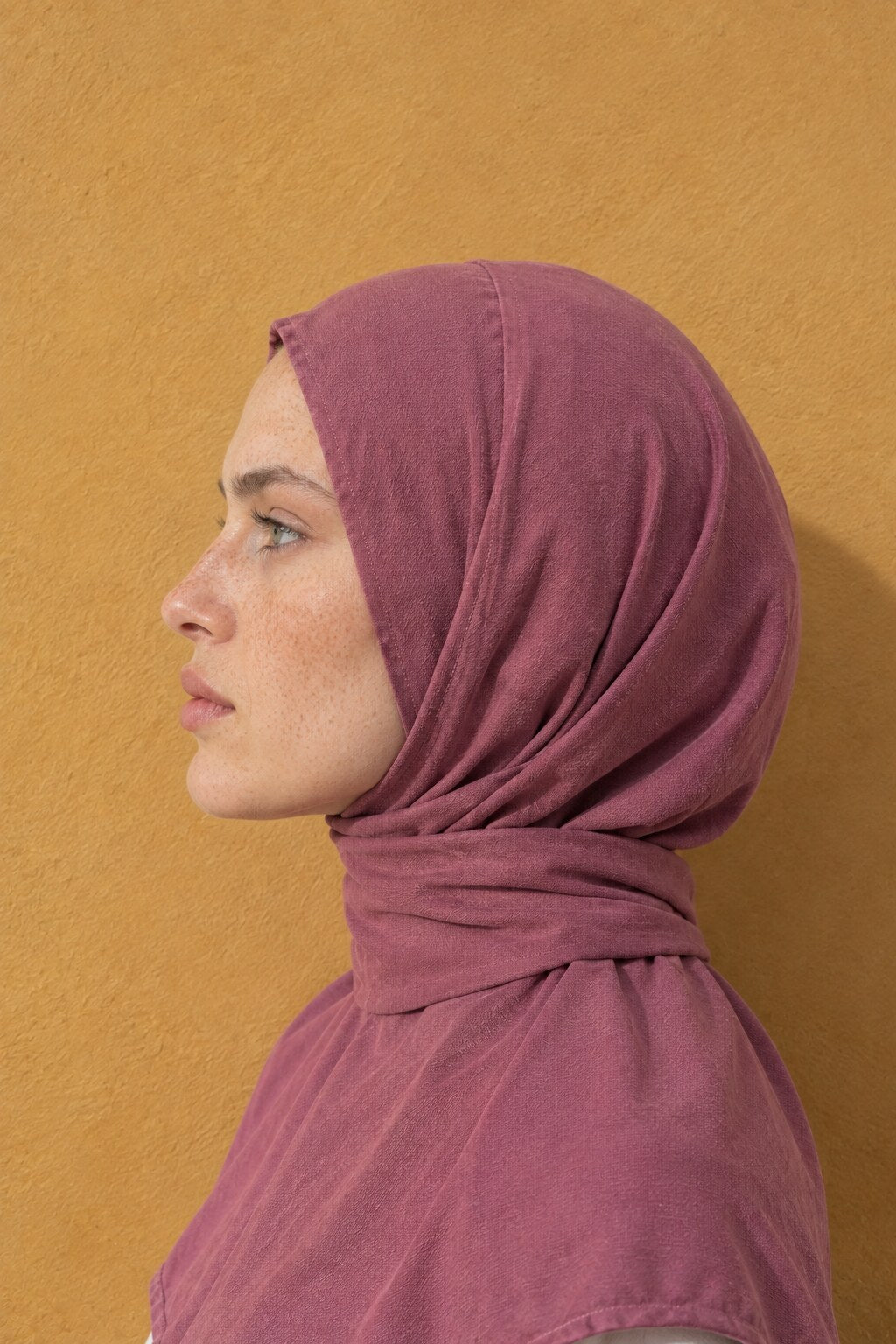 Hijab à pression vu de profil, la bande refermée autour du cou
