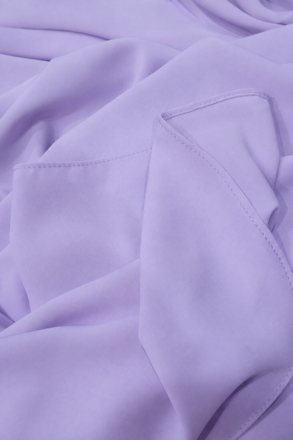 Mousseline lilas froissée, vue de près